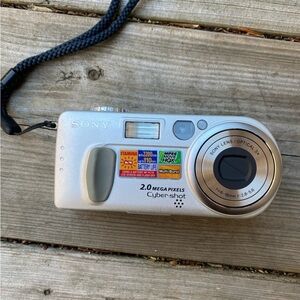 Vintage 2002 Sony Cybershot DSC-p2 2 MPX Camera UNTESTED